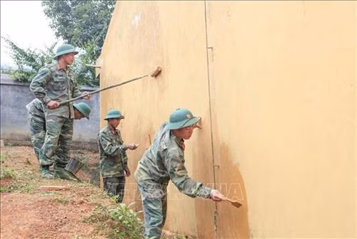 Các chiến sĩ sơn lại Điểm trường bản Huổi Chan 2. Ảnh: Xuân Tư – TTXVN