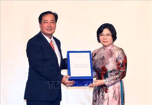 Bà Phan Thị Mỹ Linh, Thứ trưởng Bộ Xây dựng trao bản điều chỉnh Khu kinh tế mở Chu Lai cho tỉnh Quảng Nam tại “Lễ Công bố điều chỉnh Khu Kinh tế mở Chu Lai, Lễ kỷ niệm 15 năm Thaco – Chu Lai”. Ảnh: Thống Nhất – TTXVN