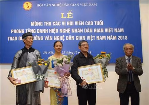 Các nghệ nhân nhận danh hiệu Nghệ nhân dân gian Việt Nam. Ảnh: Thanh Tùng-TTXVN
