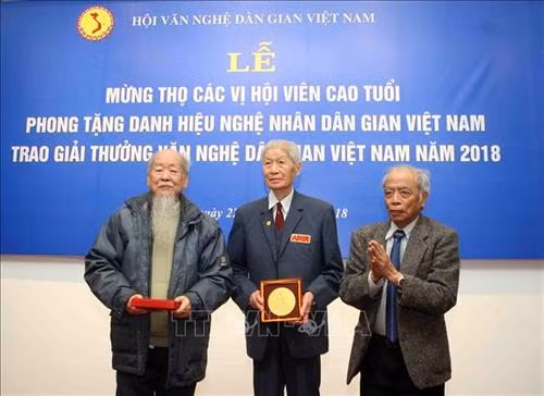Ban Tổ chức mừng thọ các hội viên 90 tuổi. Ảnh: Thanh Tùng-TTXVN