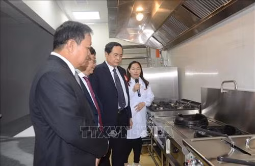 Ông Trần Thanh Mẫn, Bí thư Trung ương Đảng, Chủ tịch Uỷ ban Trung ương Mặt trận Tổ quốc Việt Nam cùng các đại biểu tham quan nhà máy. Ảnh: Thanh Tuấn – TTXVN