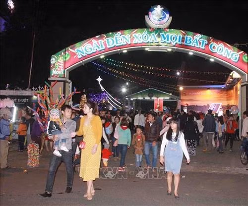 Rất đông người dân thành phố Buôn Ma Thuột đến tham quan, chụp ảnh lưu niệm tại Nhà thờ Chính tòa. Ảnh: Phạm Cường-TTXVN