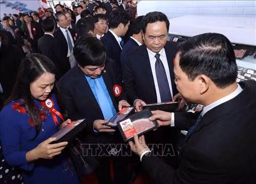 Các đại biểu thăm khu trưng bày sản phẩm thịt mát của tập đoàn Masan Nutri – Science Việt Nam, ngày khánh thành. Ảnh: Vũ Sinh - TTXVN