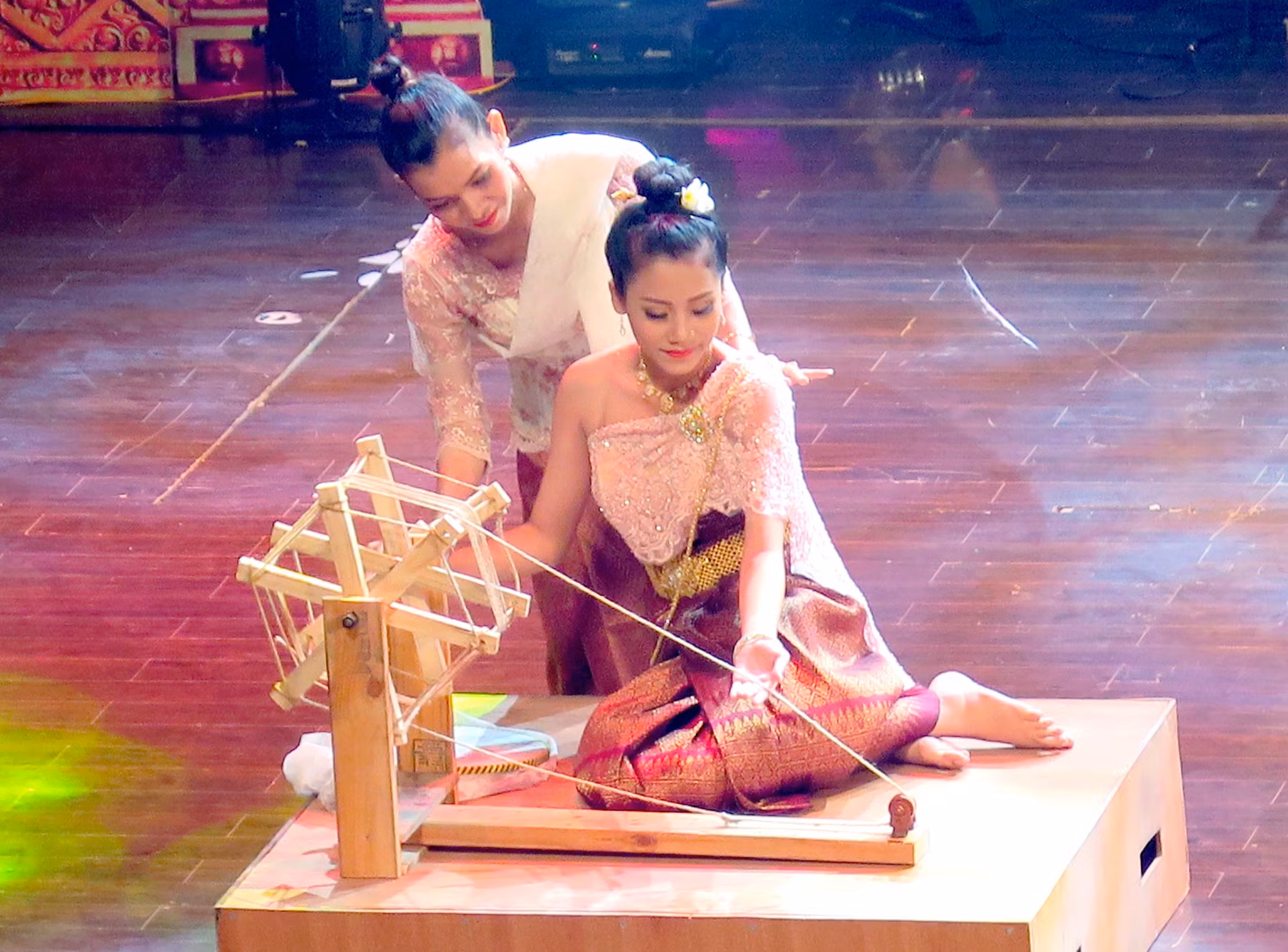 Gia huấn ca nữ Khmer khuyên dạy các cô gái phải chăm chỉ học hành, trang bị cho mình một nghề nghiệp ổn định để có thể đỡ đần hôn phu sau khi thành hôn. Trong ảnh: Tái hiện tục “Vào bóng mát” của người Khmer tại Ngày hội Văn hóa, Thể thao và Du lịch vùng 