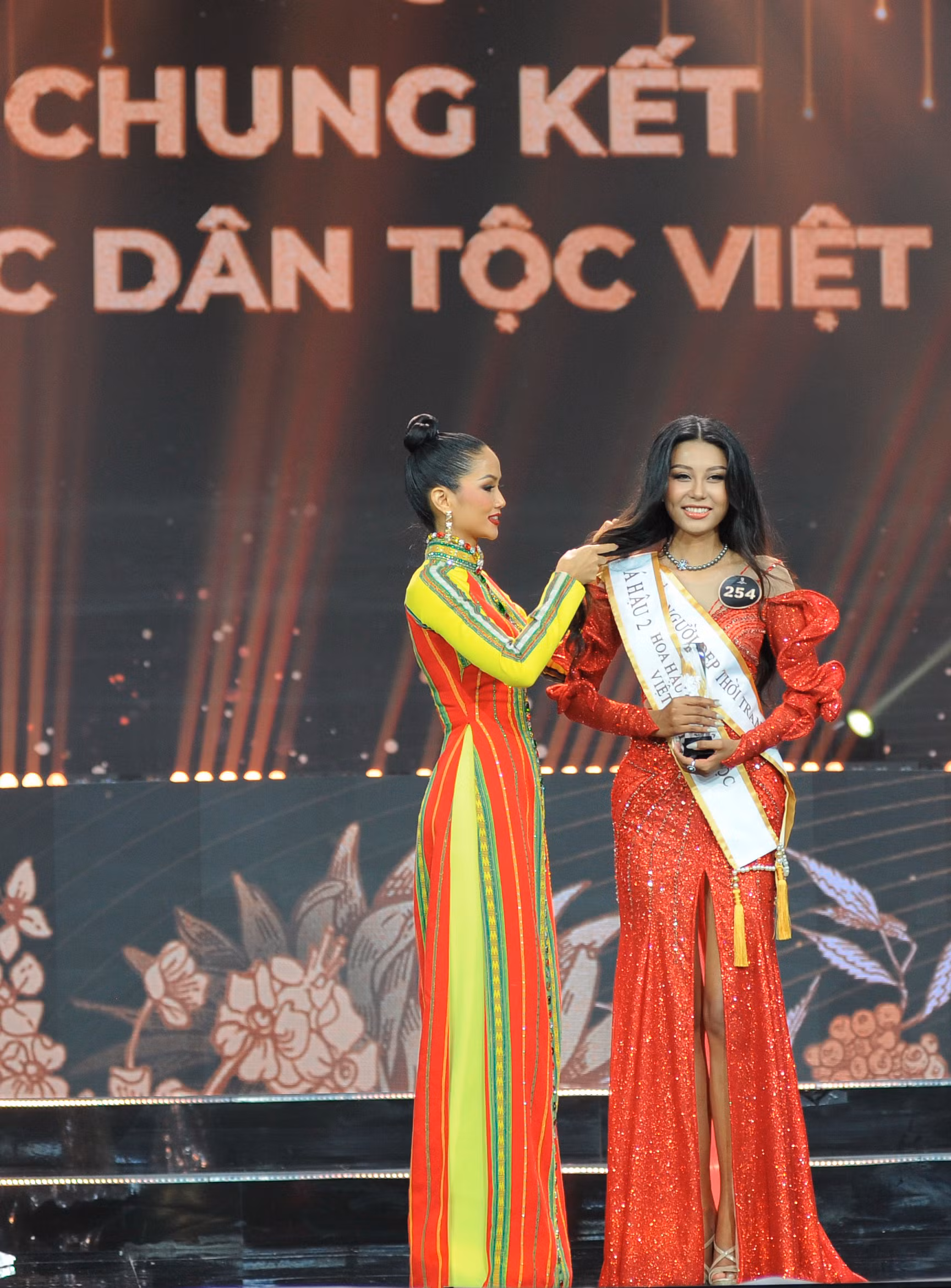Người đẹp Nông Thúy Hằng đăng quang Hoa hậu các Dân tộc Việt Nam 2022 ảnh 13