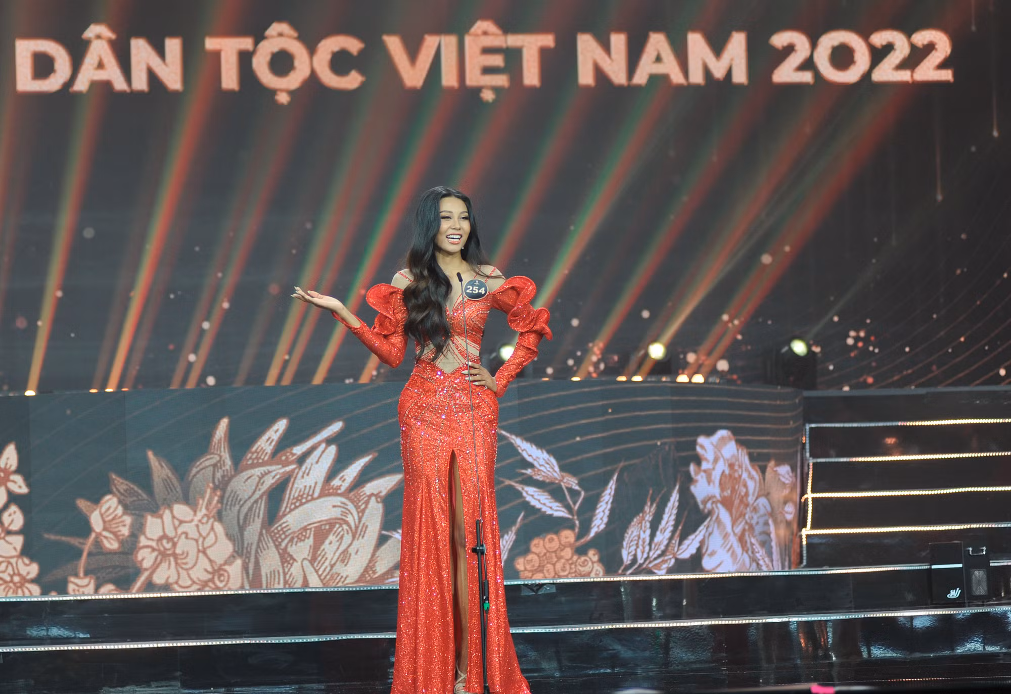 Người đẹp Nông Thúy Hằng đăng quang Hoa hậu các Dân tộc Việt Nam 2022 ảnh 11