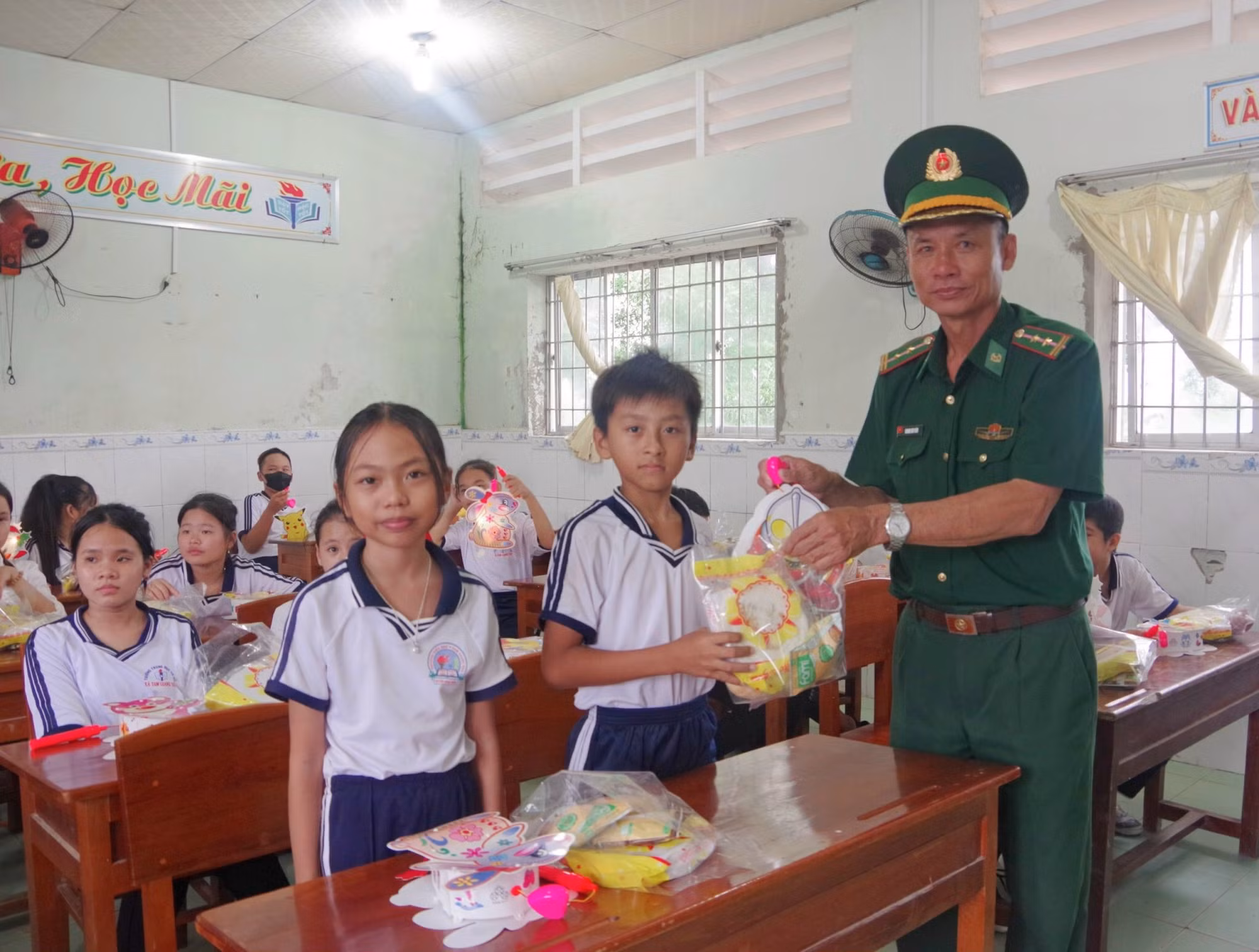 Mang niềm vui Tết Trung thu cho học sinh khu vực biên giới Cà Mau ảnh 1
