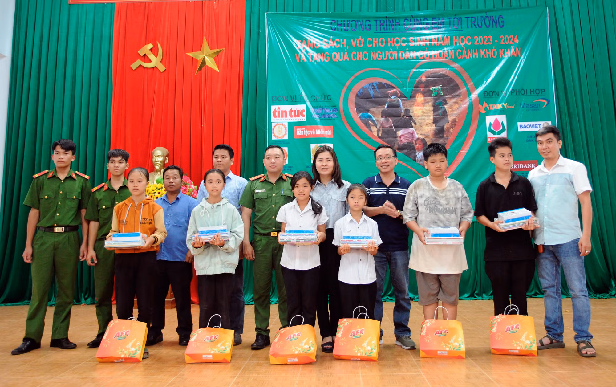 “Cùng em tới trường”, chương trình mang quà tặng cho học sinh và hộ nghèo tại Đắk Nông ảnh 10