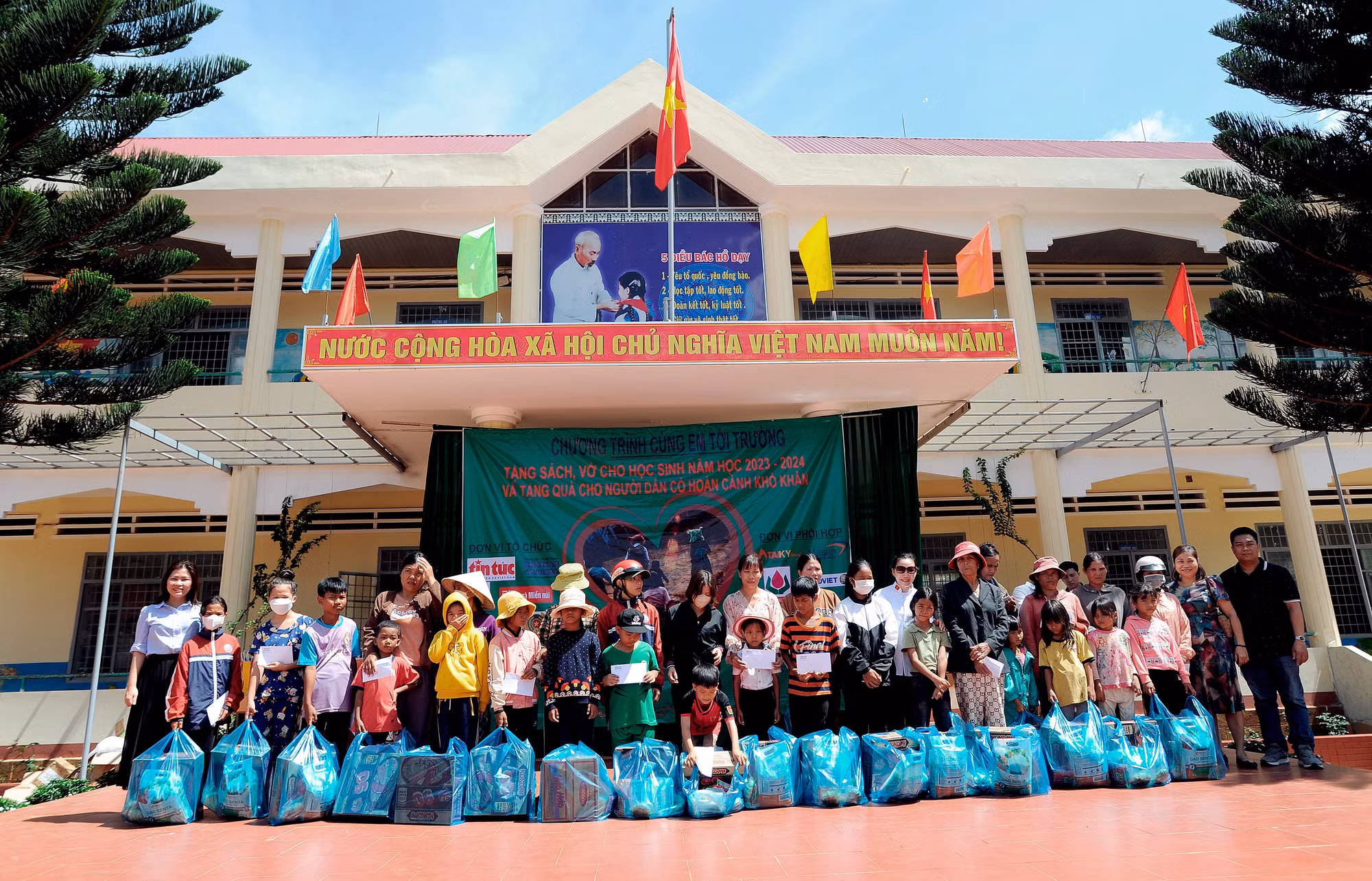 “Cùng em tới trường”, chương trình mang quà tặng cho học sinh và hộ nghèo tại Đắk Nông ảnh 13