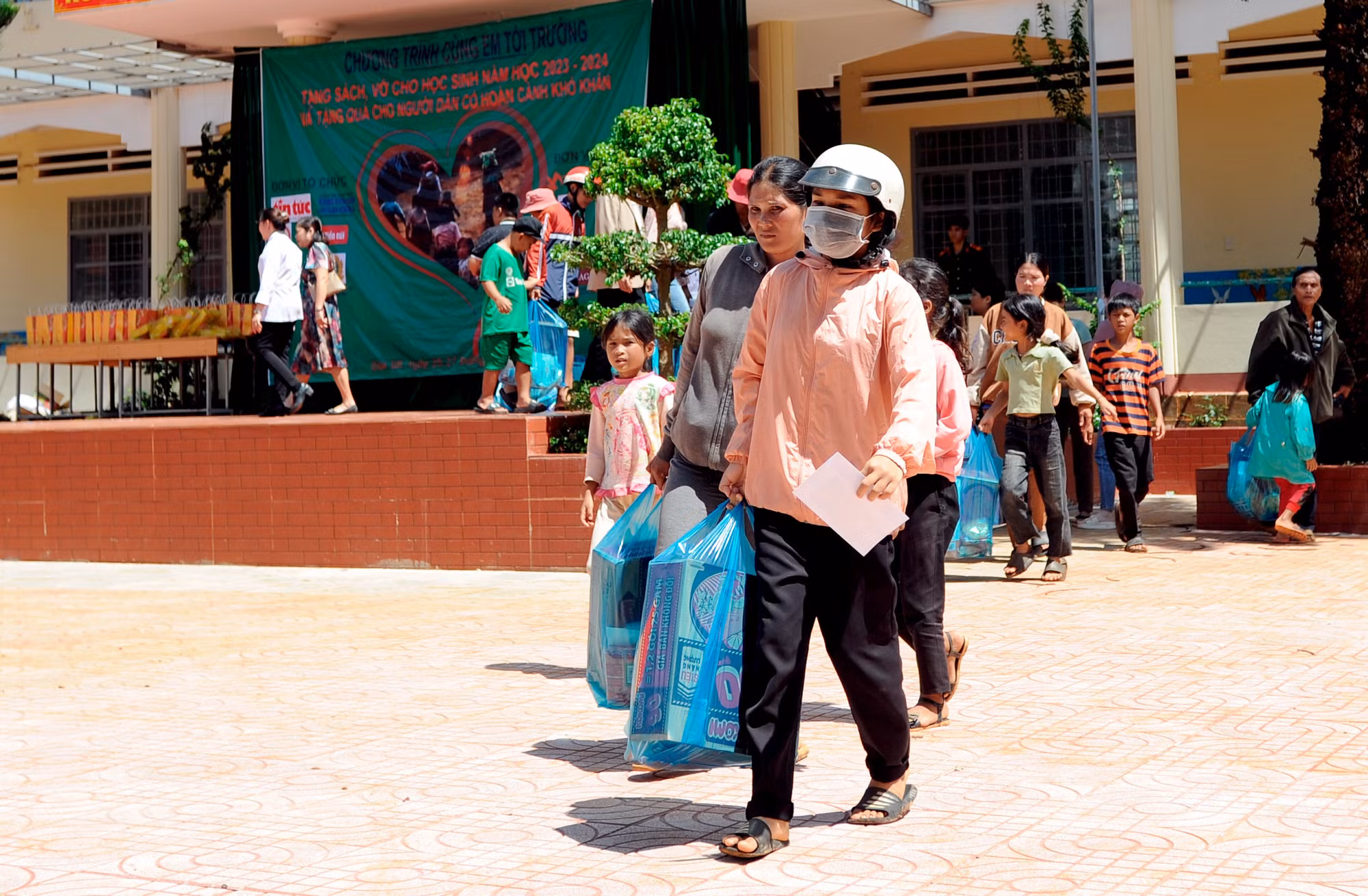 “Cùng em tới trường”, chương trình mang quà tặng cho học sinh và hộ nghèo tại Đắk Nông ảnh 14