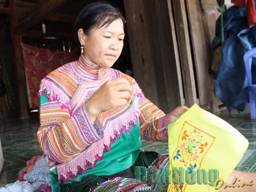 Phụ nữ Mông ở thôn 1, xã Đắk Som thêu trang phục truyền thống.