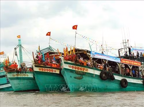 Tàu đánh cá tại cửa biển thị trấn Sông Đốc, huyện Trần Văn Thời, tỉnh Cà Mau. Ảnh: TTXVN phát