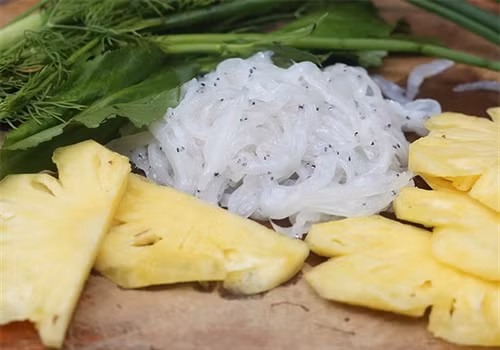 Cá thủy tinh (cá ngần), thường xuất hiện vào đầu hè. Cá có màu trắng chỉ đôi mắt màu đen. Sống ở sông đà, kiếm ăn tầng mặt nước. Nhiều tỉnh thành có thể bắt gặp cá này như Hải Phòng, Hòa Bình, Thái Bình, tuy nhiên không phải lúc nào cũng có thể mua được. Cá là món ăn đặc sản của người dân Tây Bắc. Thịt cá dẻo thơm, xương mềm có thể chế biến thành các món: Canh chua, ráng với trứng, cuốn lá lốt, chả cá...