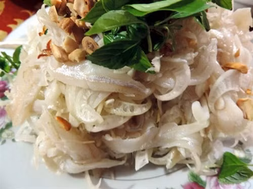 Sau khi hoàn thành, gỏi lua được sắp ra đĩa, bày lên trên mặt là rau thơm, hành phi, đậu phộng