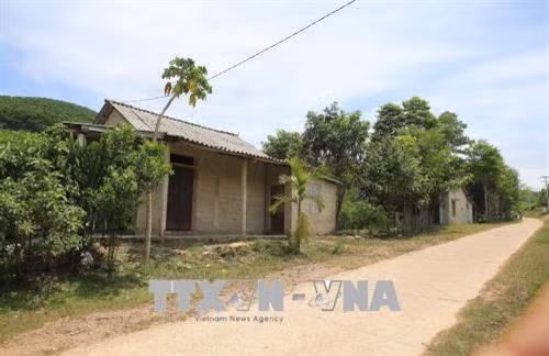 Nhà dân trong khu tái định cư đóng cửa, chủ nhà đã bỏ về quê cũ. Ảnh: Hồ Cầu-TTXVN