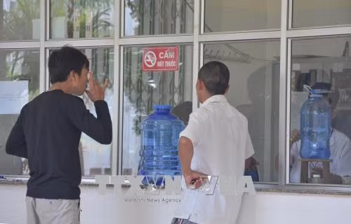 Bệnh nhân uống Methadone tại Trung tâm phòng chống HIV/AIDS tỉnh Điện Biên. Ảnh: Xuân Tư – TTXVN
