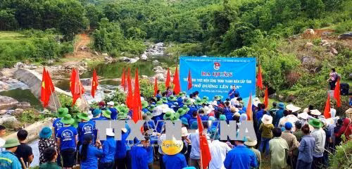 Buổi lễ ra quân “Mở đường lên bản Mọi” thu hút đông đảo đoàn viên và người dân địa phương tham gia. Ảnh: Tá Chuyên - TTXVN