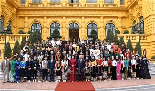 Phó Chủ tịch nước Đặng Thị Ngọc Thịnh với Đoàn đại biểu học sinh, sinh viên, thanh niên dân tộc thiểu số xuất sắc, tiêu biểu năm 2019. Ảnh: Văn Điệp – TTXVN