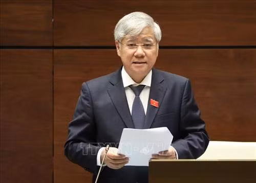 Thừa ủy quyền của Thủ tướng, Bộ trưởng, Chủ nhiệm Ủy ban Dân tộc Đỗ Văn Chiến phát biểu giải trình, làm rõ một số vấn đề đại biểu Quốc hội nêu. Ảnh: Văn Điệp – TTXVN