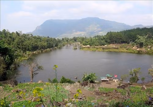 Là "hồ treo" tự nhiên ở độ cao 1.000m so với mặt nước biển nhưng quanh năm, mực nước trong hồ Noong U không bao giờ cạn. Ảnh: Xuân Tiến – TTXVN