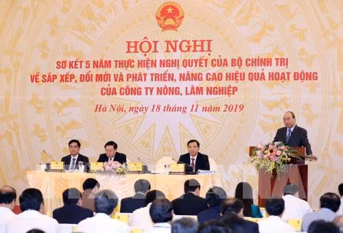 Thủ tướng Nguyễn Xuân Phúc chủ trì Hội nghị sơ kết 5 năm thực hiện Nghị quyết 30-NQ/TW của Bộ Chính trị về sắp xếp, đổi mới và phát triển, nâng cao hiệu quả hoạt động của công ty nông, lâm nghiệp. Ảnh: Thống Nhất - TTXVN