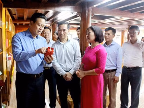 Chủ tịch UBND tỉnh thăm, kiểm tra sản phẩm nông sản được trưng bày tại Trung tâm. Ảnh: baohagiang.vn
