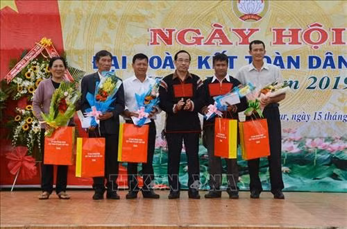 Ủy ban Trung ương Mặt trận Tổ quốc Việt Nam tặng quà cho hộ nghèo tại Ngày hội. Ảnh: Hoài Thu – TTXVN