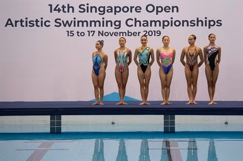 Phần thi giành huy chương đồng vô địch Giải bơi nghệ thuật Singapore mở rộng lần thứ 14 của VĐV Phan Mảnh Nhi. Ảnh: Fanpage Singapore Swimming Association.
