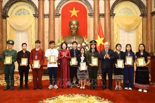 Phó Chủ tịch nước Đặng Thị Ngọc Thịnh trao ảnh chân dung Chủ tịch Hồ Chí Minh tặng các đại biểu. Ảnh: Văn Điệp – TTXVN
