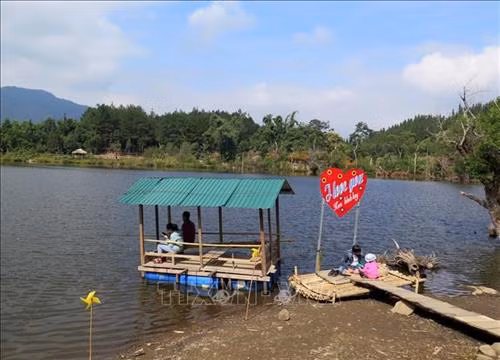 Du khách câu cá tại hồ Noong U. Ảnh: Xuân Tiến – TTXVN