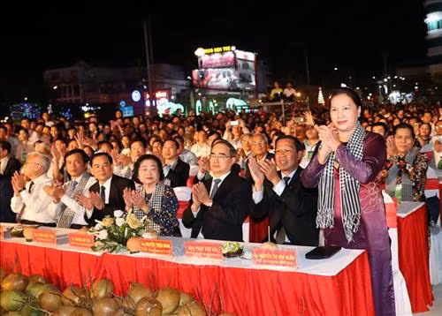 Chủ tịch Quốc hội Nguyễn Thị Kim Ngân và các đại biểu dự khai mạc Lễ hội Dừa tỉnh Bến Tre lần thứ V. Ảnh: Trọng Đức – TTXVN