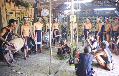 Nghi lễ lên nhà rông mới. Ảnh: Hoài Nam – TTXVN