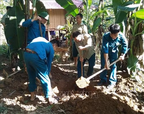 Cán bộ, chiến sĩ Ban Chỉ huy Quân sự xã Mường Giàng (Quỳnh Nhai, Sơn La) giúp các hộ dân đào hố rác thực hiện tiêu chí về môi trường trong xây dựng nông thôn mới. Ảnh: Nguyễn Cường – TTXVN