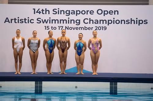 Phần thi giành huy chương đồng nhóm trẻ 15-18 Giải bơi nghệ thuật Singapore mở rộng lần thứ 14 của VĐV Lưu Nguyễn Kiều Anh. Ảnh: Fanpage Singapore Swimming Association.