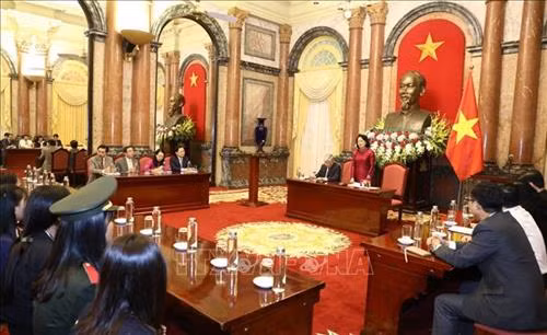 Phó Chủ tịch nước Đặng Thị Ngọc Thịnh nói chuyện với học sinh, sinh viên, thanh niên dân tộc thiểu số xuất sắc, tiêu biểu năm 2019. Ảnh: Văn Điệp – TTXVN