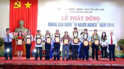 Trao chứng nhận cảm ơn các nhà hảo tâm. Ảnh: Dương Chí Tưởng-TTXVN