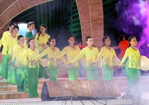 Chương trình nghệ thuật tại đêm khai mạc Lễ hội Dừa Bến Tre lần thứ V. Ảnh: Trọng Đức - TTXVN