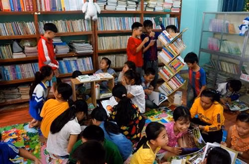 Học sinh Trường liên cấp xã Nhân Nghĩa huyện Lạc Sơn vui mừng nhận thư viện mới. Ảnh: baovanhoa.vn