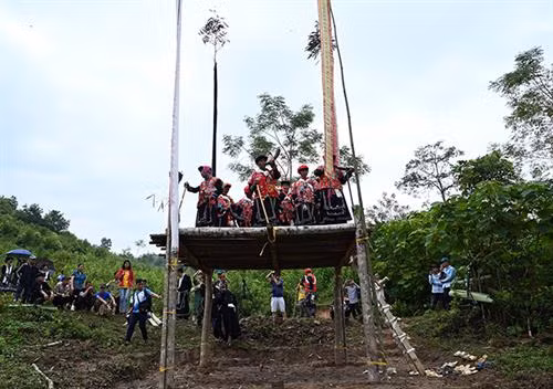 Lễ cấp sắc 12 đèn của dòng họ Triệu ở xã Hoa Thám, huyện Nguyên Bình, tỉnh Cao Bằng được tổ chức kéo dài năm ngày bốn đêm với nhiều thủ tục, lễ thức. Ảnh: Duy Linh Lễ cấp sắc 12 đèn của dòng họ Triệu ở xã Hoa Thám, huyện Nguyên Bình, tỉnh Cao Bằng được tổ chức kéo dài 5 ngày 4 đêm với nhiều thủ tục, lễ thức. Ảnh: Duy Linh Chiếc thang đặc biệt để lên đàn tế, bậc làm bằng các lưỡi dao quắm đặt chéo nhau. Tổng cộng có 13 lưỡi dao, lưỡi trên cùng đặt ngang, 12 lưỡi còn lại bắt chéo, phần mũi cắm vào thân gỗ cầu thang, phần cán dao buộc lại bằng vải trắng. Ảnh: Duy Linh Ông Triệu Văn Phỉnh nhận dấu ấn để trở thành đại pháp sư khi đã 78 tuổi. Ảnh: Duy Linh Sau khi nhận ấn, các đại pháp sư cùng nắm chặt tay nhau nhảy múa thể hiện tinh thần đoàn kết của các thành viên trong dòng họ. Ảnh: Duy Linh