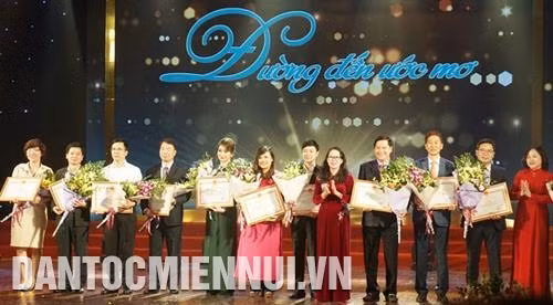 Thứ trưởng, Phó Chủ nhiệm Ủy ban Dân tộc Hoàng Thị Hạnh trao tặng kỷ niệm chương cho các nhà tài trợ chương trình. Ảnh: Hoàng Hải