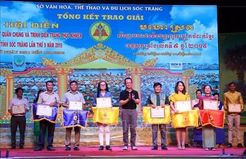 Trao giải cho các đoàn đạt giải hội thi trình diễn trang phục dân tộc Khmer. Ảnh: Trung Hiếu - TTXVN