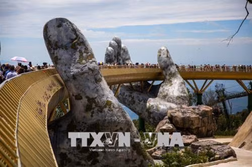 Cầu Vàng được hai bàn tay khổng lồ nâng đỡ nằm trên khu nghỉ dưỡng Bà Nà Hills ở TP Đà Nẵng. Ảnh: Trọng Đạt - TTXVN