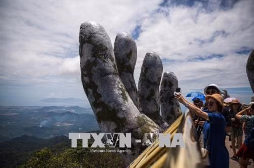Cả một khung cảnh thiên nhiên hùng vĩ sẽ hiện ra trước mắt du khách khi đứng trên Cầu Vàng. Ảnh: Trọng Đạt - TTXVN