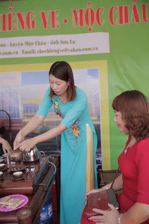 Doanh nghiệp tham gia hội trà pha trà và giới thiệu sản phẩm tới du khách.