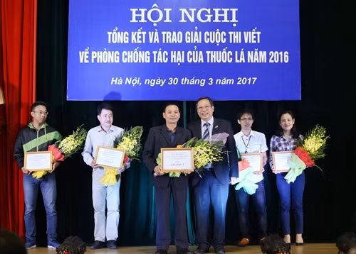 Ông Đặng Quang Huấn trao giải thưởng cho các cá nhân. Ảnh: Bộ KH&CN