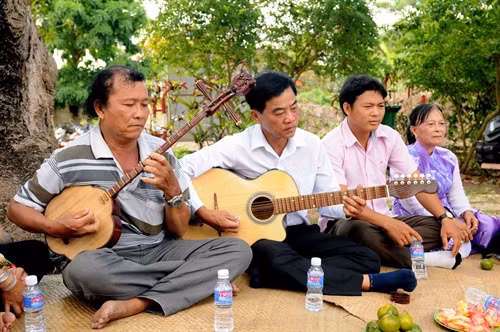 Một buổi sinh hoạt của câu lạc bộ đờn ca tài tử xã Vĩnh Trạch Đông, thành phố Bạc Liêu, tỉnh Bạc Liêu. Biểu diễn đờn ca tài tử phục vụ du khách tại khu du lịch Giồng Nhãn, xã Hiệp Thành, thành phố Bạc Liêu, tỉnh Bạc Liêu. Một buổi sinh hoạt của câu lạc bộ đờn ca tài tử xã Vĩnh Trạch Đông, thành phố Bạc Liêu, tỉnh Bạc Liêu. Đờn ca tài tử được UNESCO công nhận là Di sản văn hóa phi vật thể đại diện của nhân loại