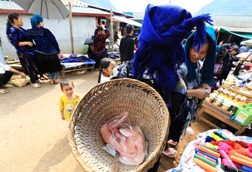 Dù chỉ mua một ít thịt nhưng người dân vẫn xuống chợ phiên để gặp gỡ bạn bè, đây là nét đặc sắc của chợ phiên vùng cao. Chợ là nơi gặp gỡ giao lưu của bà con các dân tộc. Hương thơm tự làm của đồng bào được bày bán tại chợ. Một góc chợ phiên. Các mặt hàng nông sản được bày bán tại phiên chợ. Khách mua hàng lựa chọn sản phẩm ưng ý. Các mặt hàng được bày bán tại chợ. Hàng thổ cẩm được bày bán tại chợ. Những thiếu nữ người Mông lần đầu tiên được xuống chợ.