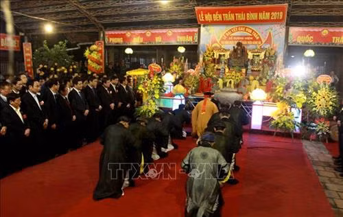 Lãnh đạo tỉnh Thái Bình và đông đảo quần chúng nhân dân làm lễ bái yết tại Khu di tích Quốc gia đặc biệt Đền thờ và lăng mộ các vị vua Trần. Ảnh: Thế Duyệt – TTXVN