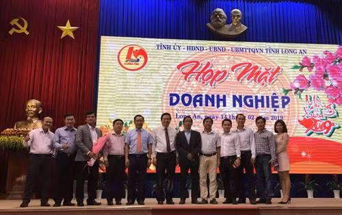 Lãnh đạo tỉnh Long An chụp ảnh lưu niệm cùng doanh nghiệp, doanh nhân ngày họp mặt. Nguồn: Báo Long An online