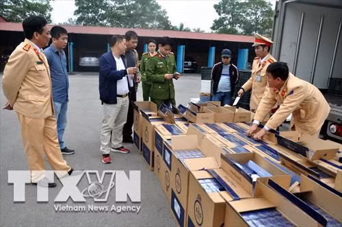 Lực lượng chức năng tỉnh Hải Dương bắt giữ lượng thuốc lá lậu lớn nhất trong nhiều năm trở lại đây. Ảnh: Mạnh Tú - TTXVN